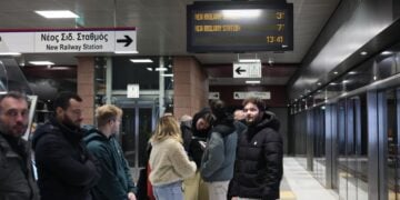 Επιβάτες του μετρό Θεσσαλονίκης σε έναν από τους σταθμούς (φωτ.: Motion Team/Βασίλης Βερβερίδης)