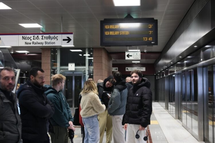 Επιβάτες του μετρό Θεσσαλονίκης σε έναν από τους σταθμούς (φωτ.: Motion Team/Βασίλης Βερβερίδης)