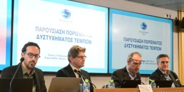 Παρουσίαση του πορίσματος των ερευνητών του Εθνικού Οργανισμού Διερεύνησης Αεροπορικών και Σιδηροδρομικών Ατυχημάτων και Ασφάλειας των Μεταφορών (ΕΟΔΑΣΑΑΜ), για τα αίτια των εκρήξεων και της πυρκαγιάς που ακολούθησε της σύγκρουσης της επιβατικής αμαξοστοιχίας με την εμπορική, στις 28/02/2023 στα Τέμπη, παρουσία της τριμελούς επιτροπής διερεύνησης, σε αίθουσα της ΕΣΗΕΑ, Αθήνα Πέμπτη, 27 Φεβρουαρίου 2025. (ΤΑΤΙΑΝΑ ΜΠΟΛΑΡΗ/EUROKINISSI)