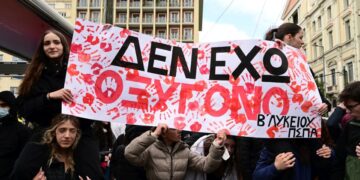 Ραντεβού σε κεντρικά σημεία της ελληνικής επικράτειας δίνουν σήμερα όλοι όσοι θέλουν να αποτίνουν φόρο τιμής στα θύματα της τραγωδίας των Τεμπών. Εικόνα από την προηγούμενη συγκέντρωση στο Σύνταγμα (φωτ. αρχείου: Τατιάνα Μπόλαρη/EUROKINISSI)