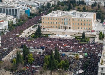 Πανοραμικό στιγμιότυπο που τραβήχτηκε στις 12:15 από το συλλαλητήριο στην πλατεία Συντάγματος στην Αθήνα για τη συμπλήρωση δύο χρόνων από το σιδηροδρομικό δυστύχημα των Τεμπών (φωτ.: EUROKINISSI)