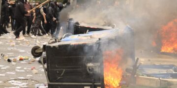 Εικόνα από τα επεισόδια στο κέντρο της Αθήνας, στις 28 Φεβρουαρίου (φωτ.: Γιώργος Κονταρίνης/ EUROKINISSI)