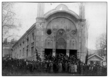 Υποδοχή των Ρώσων μπροστά στο κτήριο της όπερας, τον Απρίλιο του 1916 (πηγή: Αρχείο Μ. Τερζοπούλου/orthodoxiapontos.blogspot.com/2015/03/blog-post_24.html)