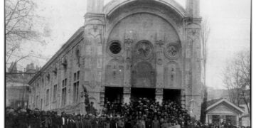 Υποδοχή των Ρώσων μπροστά στο κτήριο της όπερας, τον Απρίλιο του 1916 (πηγή: Αρχείο Μ. Τερζοπούλου / orthodoxiapontos.blogspot.com)