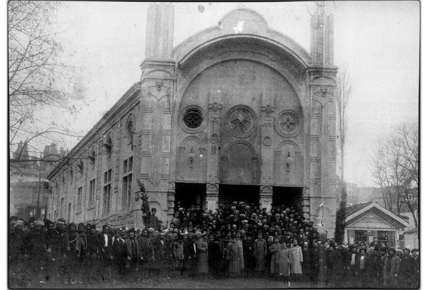 Υποδοχή των Ρώσων μπροστά στο κτήριο της όπερας, τον Απρίλιο του 1916 (πηγή: Αρχείο Μ. Τερζοπούλου / orthodoxiapontos.blogspot.com)