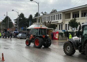 Το πρωί της Δευτέρας τα τρακτέρ έφτασαν στο δημαρχείο Εορδαίας (φωτ.: eordaialive.com)