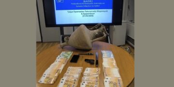 Ο αρχαίος αμφορέας και τα χρήματα που κατάσχεσαν οι αστυνομικοί από το σπίτι του συλληφθέντα (φωτ.: Ελληνική Αστυνομία)