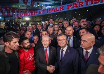 Ο Οζγκιούρ Οζέλ (δεύτερος από δεξιά) σφίγγει το χέρι του Κεμάλ Κιλιτσντάρογλου, μόλις έχει εκλεγεί πρόεδρος του Ρεπουμπλικανικού Λαϊκού Κόμματος στις εκλογές του 2023, οι οποίες είναι υπό εισαγγελική διερεύνηση (φωτ.: EPA/Alp Eren Kaya)