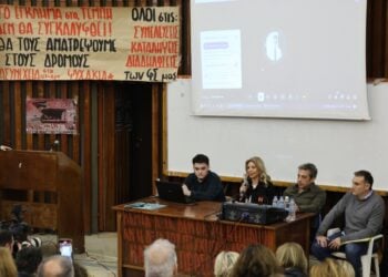 Η Μαρία Καρυστιανού μιλά στο πολυπληθές κοινό στην εκδήλωση για τα θύματα των Τεμπών (φωτ.: EUROKINISSI/Ραφαήλ Γεωργιάδης)