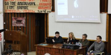 Η Μαρία Καρυστιανού μιλά στο πολυπληθές κοινό στην εκδήλωση για τα θύματα των Τεμπών (φωτ.: EUROKINISSI/Ραφαήλ Γεωργιάδης)