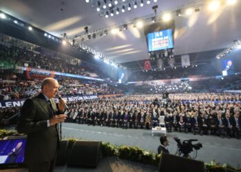 Ο Τούρκος πρόεδρος Ρετζέπ Ταγίπ Ερντογάν μιλά στο συνέδριο του ΑΚΡ (φωτ.: x.com)