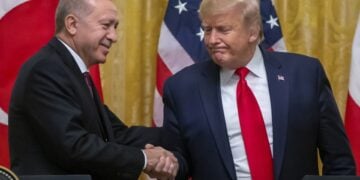Από αριστερά, ο Τούρκος πρόεδρος Ρετζέπ Ταγίπ Ερντογάν σφίγγει το χέρι του Ντόναλντ Τραμπ, σε συνάντηση που είχαν το 2019 στο Λευκό Οίκο (φωτ.: EPA/Erik S. Lesser)