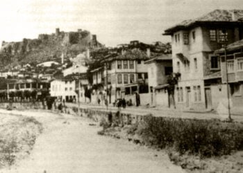 Άποψη της Ινέπολης. Επάνω στο λόφο διακρίνεται το βυζαντινό φρούριο (φωτ.: Βιβλιοθήκη Μνήμης της «Καθημερινής», «Η Έξοδος», τόμος ΙΒ')