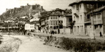 Άποψη της Ινέπολης. Επάνω στο λόφο διακρίνεται το βυζαντινό φρούριο (φωτ.: Βιβλιοθήκη Μνήμης της «Καθημερινής», «Η Έξοδος», τόμος ΙΒ')