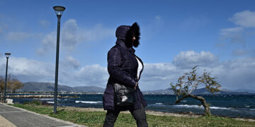 Στιγμιότυπο από την παραλία της Νέας Μάκρης (φωτ.: EUROKINISSI / Μιχάλης Καραγιάννης)