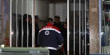 Στελέχη του ΕΚΑΒ απομάκρυναν τη σορό της γυναίκας (φωτ.: onlarissa.gr/Κώστας Τσιάρας)