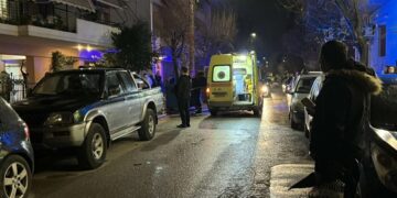 Ασθενοφόρο του ΕΚΑΒ στον τόπο της τραγωδίας, στη Λάρισα (φωτ.: Onlarissa.gr)