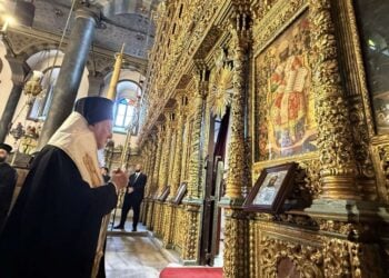 Ο Οικουμενικός Πατριάρχης Βαρθολομαίος κατά την τέλεση του τρισαγίου (φωτ.: Οικουμενικό Πατριαρχείο/Νίκος Παπαχρήστου)
