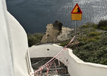 Αποκλεισμένη περιοχή στη Σαντορίνη για τον κίνδυνο κατολισθήσεων (φωτ. αρχείου: 
EUROKINISSI/Κώστας Τζούμας)