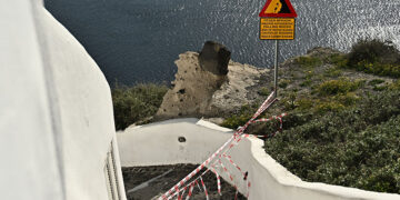 Αποκλεισμένη περιοχή στη Σαντορίνη για τον κίνδυνο κατολισθήσεων (φωτ. αρχείου: 
EUROKINISSI/Κώστας Τζούμας)