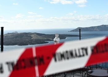 Ταινία της αστυνομίας σε περιοχή της Σαντορίνης λόγω των συνεχών σεισμών (φωτ. αρχείου: EUROKINISSI/Κώστας Τζούμας)