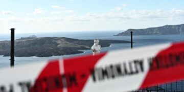 Ταινία της αστυνομίας σε περιοχή της Σαντορίνης λόγω των συνεχών σεισμών (φωτ. αρχείου: EUROKINISSI/Κώστας Τζούμας)