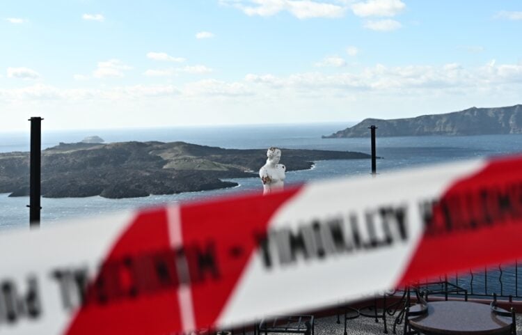 Ταινία της αστυνομίας σε περιοχή της Σαντορίνης λόγω των συνεχών σεισμών (φωτ. αρχείου: EUROKINISSI/Κώστας Τζούμας)