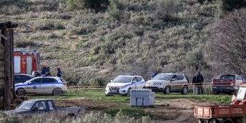 Αποκλεισμένη η περιοχή στην Περαχώρα Τυρνάβου, εκεί όπου βρέθηκε η σορός του Βασίλη Καλογήρου (φωτ.: EUROKINISSI)