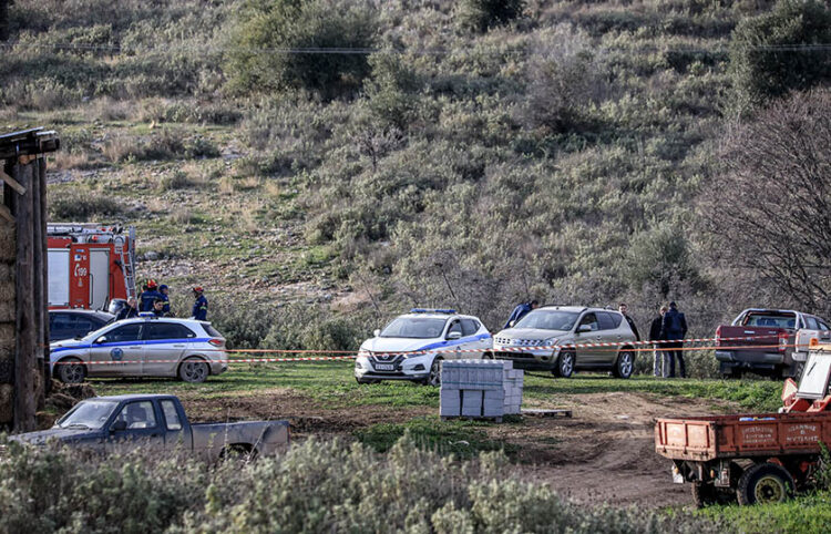 Αποκλεισμένη η περιοχή στην Περαχώρα Τυρνάβου, εκεί όπου βρέθηκε η σορός του Βασίλη Καλογήρου (φωτ.: EUROKINISSI)