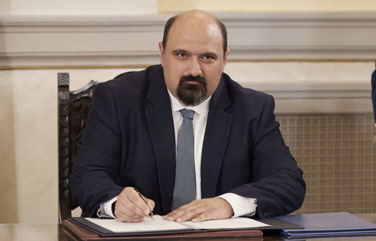 Ο Χρήστος Τριαντόπουλος υπογράφει το  Πρωτοκόλλο Ορκωμοσίας της νέας κυβέρνησης (φωτ.: Γραφείο Τύπου Πρωθυπουργού / Δημήτρης Παπαμήτσος)