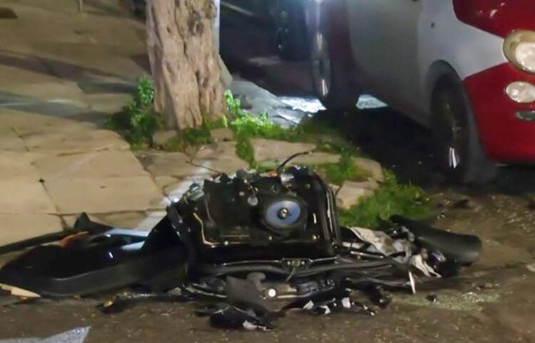 Ό,τι απέμεινε από τη μηχανή που συγκρούστηκε με το ΙΧ στην Καισαριανή (πηγή: Glomex)