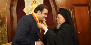 Ο Οικουμενικός Πατριάρχης Βαρθολομαίος απονέμει τον Σταυρό του Αγίου Ανδρέου στον Κυριάκο Πιερρακάκη (φωτ.: facebook/Kyriakos Pierrakakis)