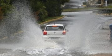 Αυτοκίνητο περνά μέσα από πλημμυρισμένο δρόμο (φωτ.: EUROKINISSI /Μιχάλης Καραγιάννης)