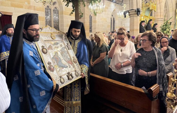 Πιστοί κάνουν τον σταυρό τους κατά την περιφορά της εικόνας του Ευαγγελισμού της Θεοτόκου (φωτ.: Αρχιεπισκοπή Αυστραλίας)