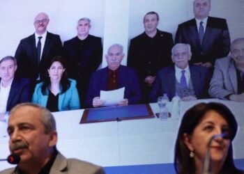 Ο Αμπντουλάχ Οτζαλάν διακρίνεται στο κέντρο της φωτογραφίας πίσω από τα μέλη της αντιπροσωπείας του Τουρκικού Φιλοκουρδικού Κόμματος Ισότητας και Δημοκρατίας των Λαών (DEM) στη διάρκεια συνέντευξης Τύπου τον περασμένο Φεβρουάριο στην Κωνσταντινούπολη (φωτ.: EPA/Erdem Sahin)