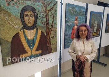 Η Σοφία Αμπερίδου με φόντο έργα της από την έκθεση «Πατρίδες» (φωτ.: Ρωμανός Κοντογιαννίδης)