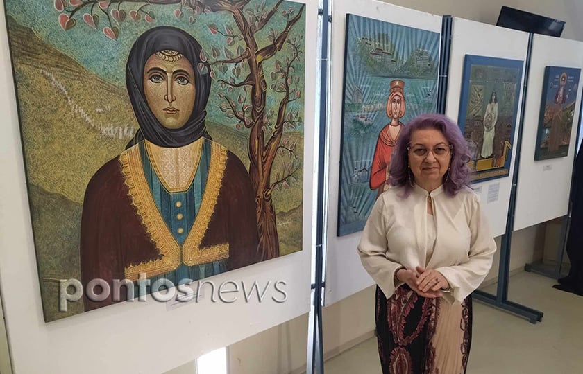 Η Σοφία Αμπερίδου με φόντο έργα της από την έκθεση «Πατρίδες» (φωτ.: Ρωμανός Κοντογιαννίδης)