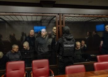 Ουκρανοί αιχμάλωτοι πολέμου από το Τάγμα του Αζόρ κατά τη διάρκεια της ανακοίνωσης της ετυμηγορίας στο στρατιωτικό δικαστήριο του Ροστόφ ον ντον (φωτ.: EPA/ STRINGER)