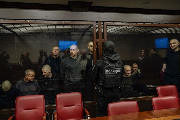 Ουκρανοί αιχμάλωτοι πολέμου από το Τάγμα του Αζόρ κατά τη διάρκεια της ανακοίνωσης της ετυμηγορίας στο στρατιωτικό δικαστήριο του Ροστόφ ον ντον (φωτ.: EPA/ STRINGER)