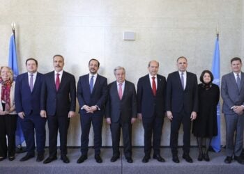 Οι υπουργοί Εξωτερικών της Μεγάλης Βρετανίας και της Τουρκίας, ο πρόεδρος της Κύπρου, ο γγ του ΟΗΕ, ο επικεφαλής της τουρκοκυπριακής κοινότητας και ο Έλληνας ΥΠΕΞ στη διευρυμένη πενταμερή στη Γενεύη (φωτ.: 
EPA/ PIERRE ALBOUY / POOL)