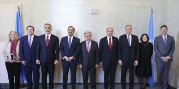 Οι υπουργοί Εξωτερικών της Μεγάλης Βρετανίας και της Τουρκίας, ο πρόεδρος της Κύπρου, ο γγ του ΟΗΕ, ο επικεφαλής της τουρκοκυπριακής κοινότητας και ο Έλληνας ΥΠΕΞ στη διευρυμένη πενταμερή στη Γενεύη (φωτ.: 
EPA/ PIERRE ALBOUY / POOL)