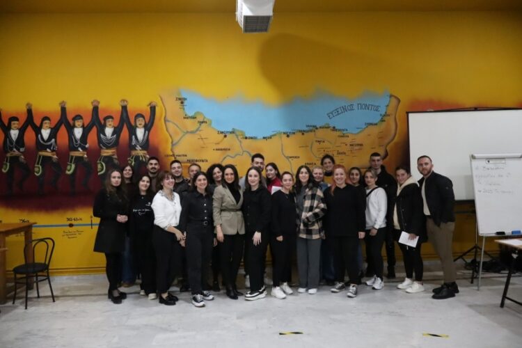 Στιγμιότυπο από το σεμινάριο για την ποντιακή διάλεκτο στο Σύλλογο Ποντίων Ασπροπύργου «Οι Ακρίτες του Πόντου» που διοργανώθηκε από την ΕΠΟΝΑ σε συνεργασία με τον σύλλογο (φωτ.: facebook.com/epona.gr)