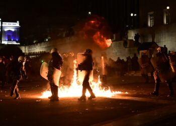 Επεισόδια μετά το τέλος του συλλαλητηρίου για τα Τέμπη στην Αθήνα έξω από τη Βουλή την ώρα που ήταν σε εξέλιξη η συζήτηση για την πρόταση δυσπιστίας κατά της κυβέρνησης (Eurokinissi/Κώστας Τζούμας)