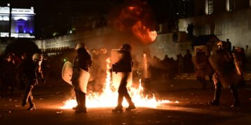 Επεισόδια μετά το τέλος του συλλαλητηρίου για τα Τέμπη στην Αθήνα έξω από τη Βουλή την ώρα που ήταν σε εξέλιξη η συζήτηση για την πρόταση δυσπιστίας κατά της κυβέρνησης (Eurokinissi/Κώστας Τζούμας)