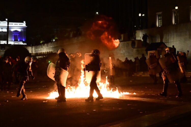 Επεισόδια μετά το τέλος του συλλαλητηρίου για τα Τέμπη στην Αθήνα έξω από τη Βουλή την ώρα που ήταν σε εξέλιξη η συζήτηση για την πρόταση δυσπιστίας κατά της κυβέρνησης (Eurokinissi/Κώστας Τζούμας)