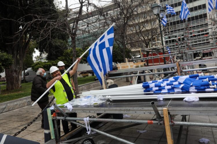 Σημαιοστολισμός στην πλατεία Συντάγματος για την παρέλαση της 25ης Μαρτίου (φωτ. αρχείου: Eurokinissi/Γιάννης Παναγόπουλος)