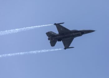Επίδειξη μαχητικού αεροσκάφους F-16 κατά τη διάρκεια παρέλασης (φωτ.: MotionTeam/Βασίλης Βερβερίδης)