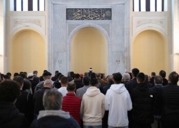 Μουσουλμάνοι πιστοί συμμετέχουν σε προσευχή για τον εορτασμό της Λύσης της Νηστείας του Ραμαζανίου (Εΐντ αλ-Φιτρ) στο Γενί Τζαμί στη Θεσσαλονίκη, το 2024 (φωτ. αρχείου:
ΑΠΕ-ΜΠΕ/ Αχιλλέας Χήρας)