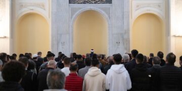 Μουσουλμάνοι πιστοί συμμετέχουν σε προσευχή για τον εορτασμό της Λύσης της Νηστείας του Ραμαζανίου (Εΐντ αλ-Φιτρ) στο Γενί Τζαμί στη Θεσσαλονίκη, το 2024 (φωτ. αρχείου:
ΑΠΕ-ΜΠΕ/ Αχιλλέας Χήρας)