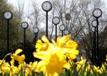 Η εγκατάσταση «Zeitfeld» του Γερμανού καλλιτέχνη Klaus Rinkes στο Ντίσελντορφ της Γερμανίας (φωτ.: 
EPA/ Friedemann Vogel)